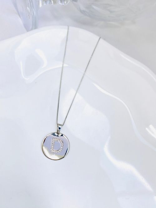 Colar Longo Medalha Inicial Cravejado Banho Diamante Premium