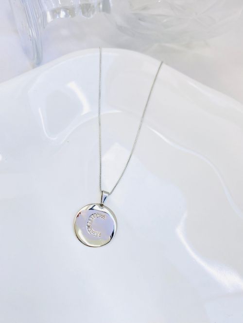 Colar Longo Medalha Inicial Cravejado Banho Diamante Premium