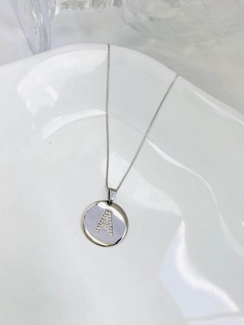 Colar Longo Medalha Inicial Cravejado Banho Diamante Premium