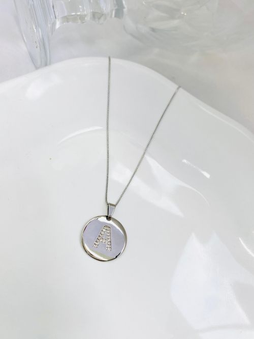 Colar Longo Medalha Inicial Cravejado Banho Diamante Premium
