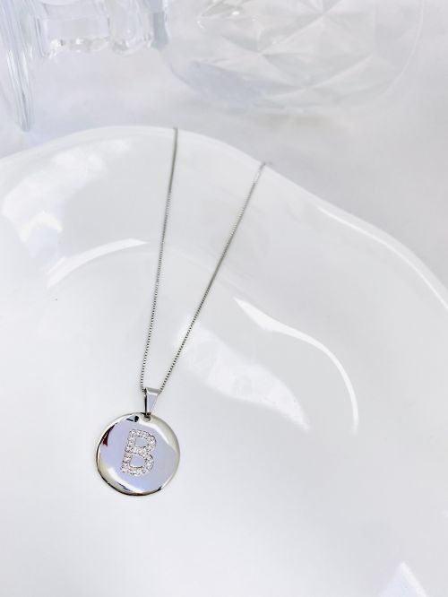 Colar Longo Medalha Inicial Cravejado Banho Diamante Premium