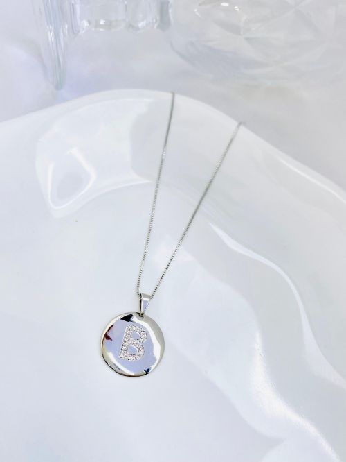 Colar Longo Medalha Inicial Cravejado Banho Diamante Premium