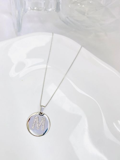 Colar Longo Medalha Inicial Cravejado Banho Diamante Premium