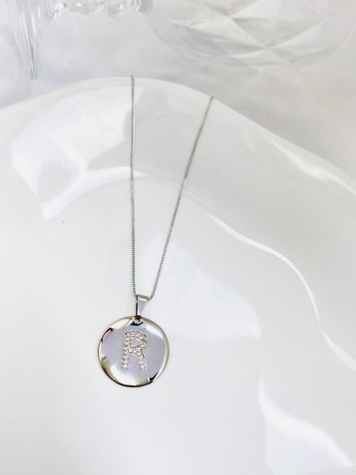 Colar Longo Medalha Inicial Cravejado Banho Diamante Premium