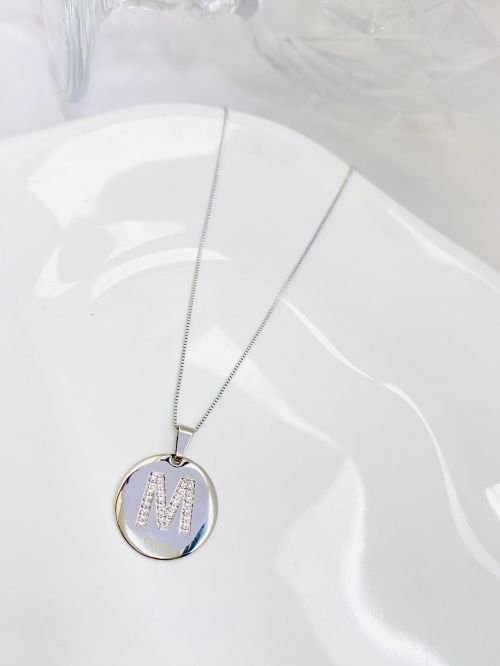 Colar Longo Medalha Inicial Cravejado Banho Diamante Premium