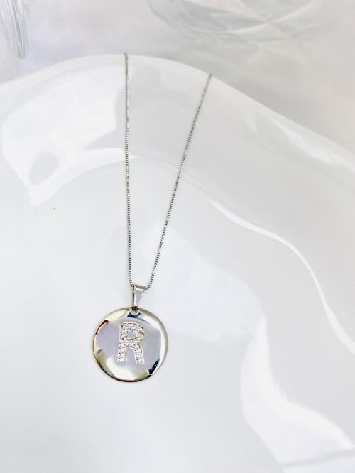 Colar Longo Medalha Inicial Cravejado Banho Diamante Premium