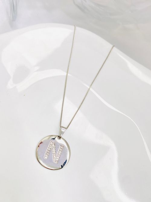 Colar Longo Medalha Inicial Cravejado Banho Diamante Premium