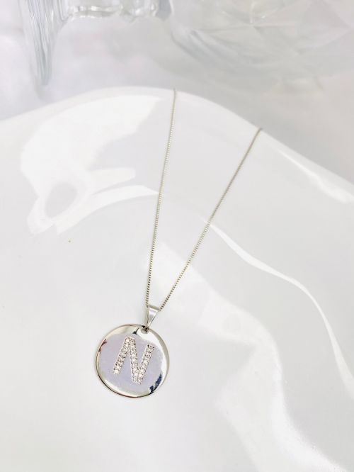 Colar Longo Medalha Inicial Cravejado Banho Diamante Premium