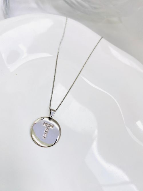Colar Longo Medalha Inicial Cravejado Banho Diamante Premium