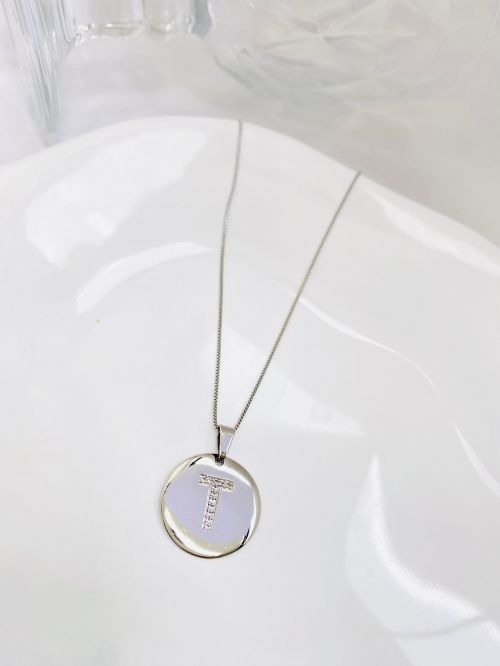 Colar Longo Medalha Inicial Cravejado Banho Diamante Premium