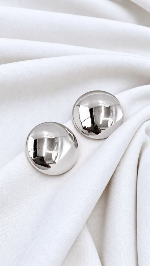 Brinco Bot�o Chic Prata