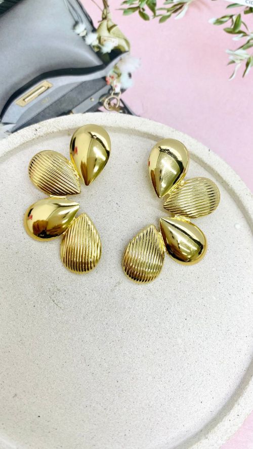 Brinco Meia Flor em Gota Dourado