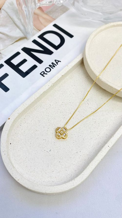 Colar Trevo Cristalino Dourado