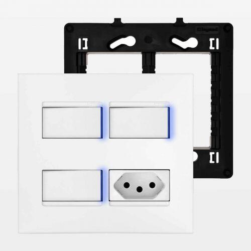 Conjunto 4x4 3 Interruptores c/ LED + Tomada 10A PIAL Plus+ Legrand