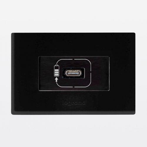 Conjunto Tomada USB Tipo C 1.5A p/ Emb. Móvel c/ Placa Branco PIAL Plus+ Legrand