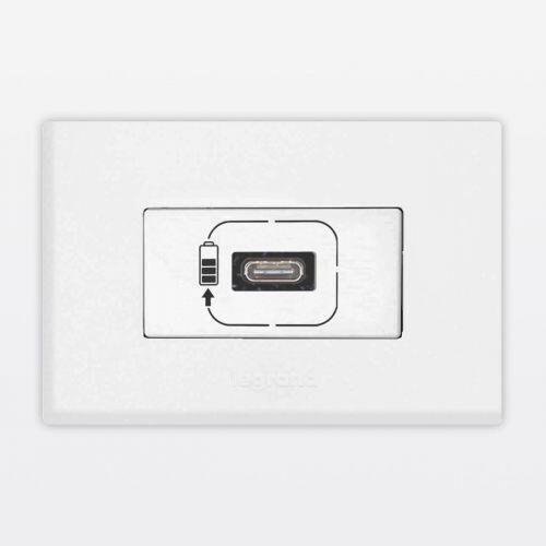 Conjunto Tomada USB Tipo C 1.5A p/ Emb. Móvel c/ Placa Branco PIAL Plus+ Legrand