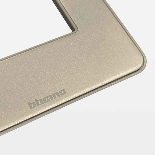 Conjunto 4x2 Tomada 10A Alum�nio Matix Go Bticino Legrand