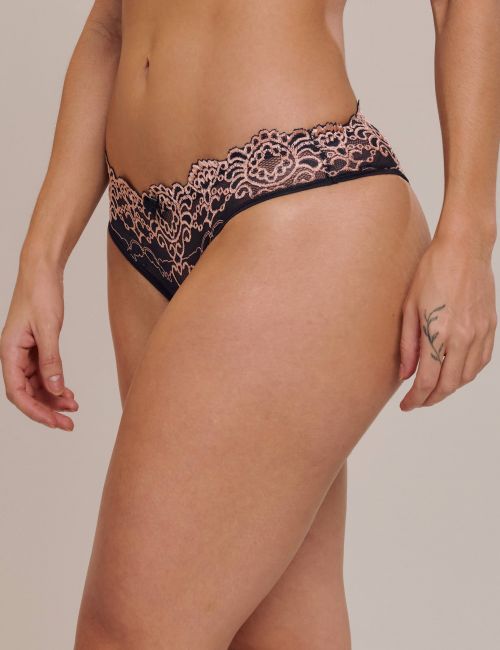 Conjunto Yasmin de Calcinha e Sutiã Com Bojo e Aro Em Renda Bicolor