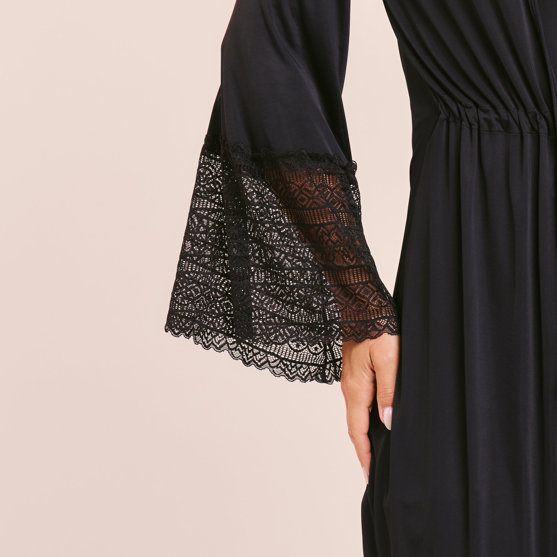 Robe Marisa em Liganete de Poliamida com Amarração e Abertura Frontal