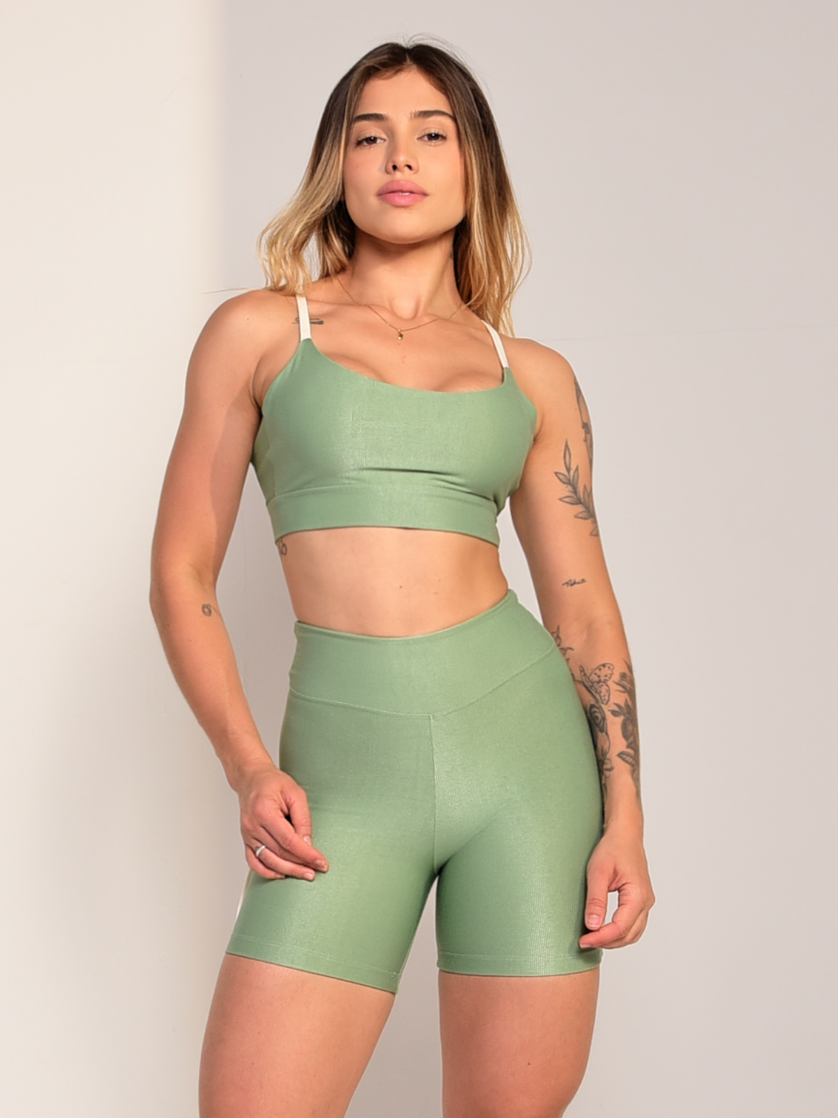 Conjunto Short Vivo Soft Shape Verde Chá com Off White