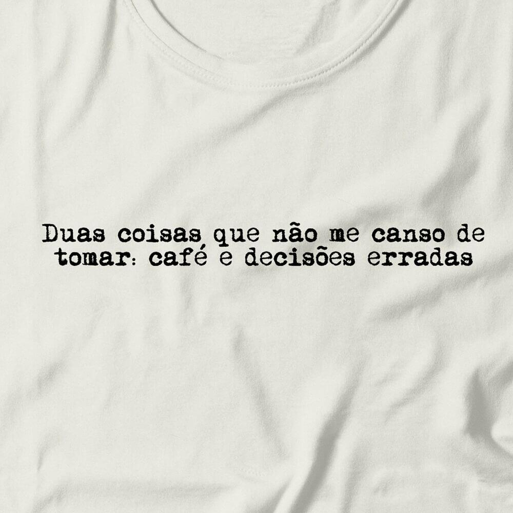 Camiseta Feminina Café E Decisões Erradas