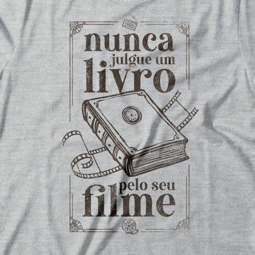 Camiseta Feminina Nunca Julgue Um Livro