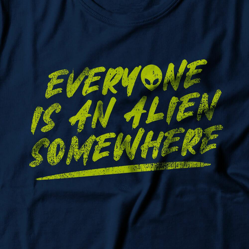 Camiseta Feminina Everyone Is An Alien
