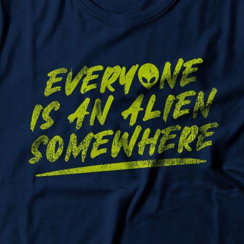 Camiseta Feminina Everyone Is An Alien