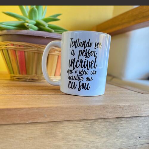 Caneca Tentando ser a Pessoa Incr�vel Que Meu C�o Acredita