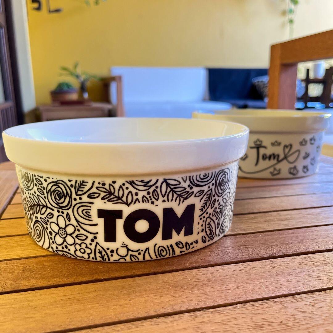 Kit Comedouro + Bebedouro Personalizados Com o Nome do Pet - Dupla de Tigelas de Cerâmica para Pets - Floral P&B