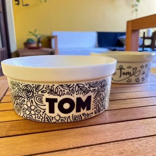 Kit Comedouro + Bebedouro Personalizados Com o Nome do Pet - Dupla de Tigelas de Cerâmica para Pets - Floral P&B