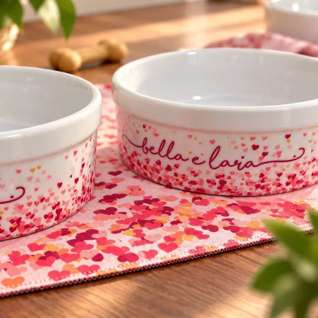Kit 2 Tigelas Personalizadas+ 2 Suportes de Elevação - Corações Azuis ou Rosas