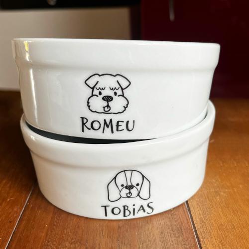Kit Comedouro + Bebedouro Personalizados Com o Nome do Pet - Dupla de Tigelas de Cer�mica para Pets - Bichon Fris�