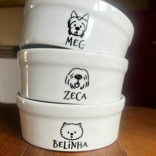Kit Comedouro + Bebedouro Personalizados Com o Nome do Pet - Dupla de Tigelas de Cerâmica para Pets - Vira Lata Pelo Curto
