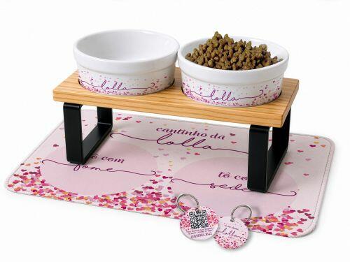 Cantinho Completo Personalizado Corações Rosas ou Azuis - Comedouro, Bebedouro, Suporte Duplo, Tapete Antiderrapante e Plaquinha de Identificação