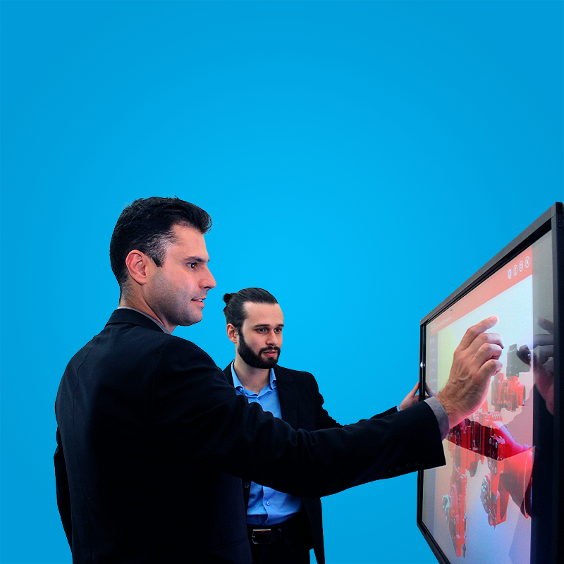 Profissionais interagindo com um display touch Qualipix durante uma apresentação