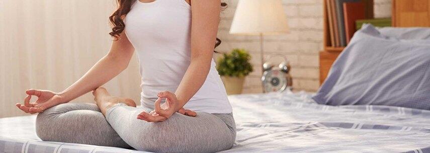 Yoga para dormir: descubra como a prática pode melhorar a sua noite de sono