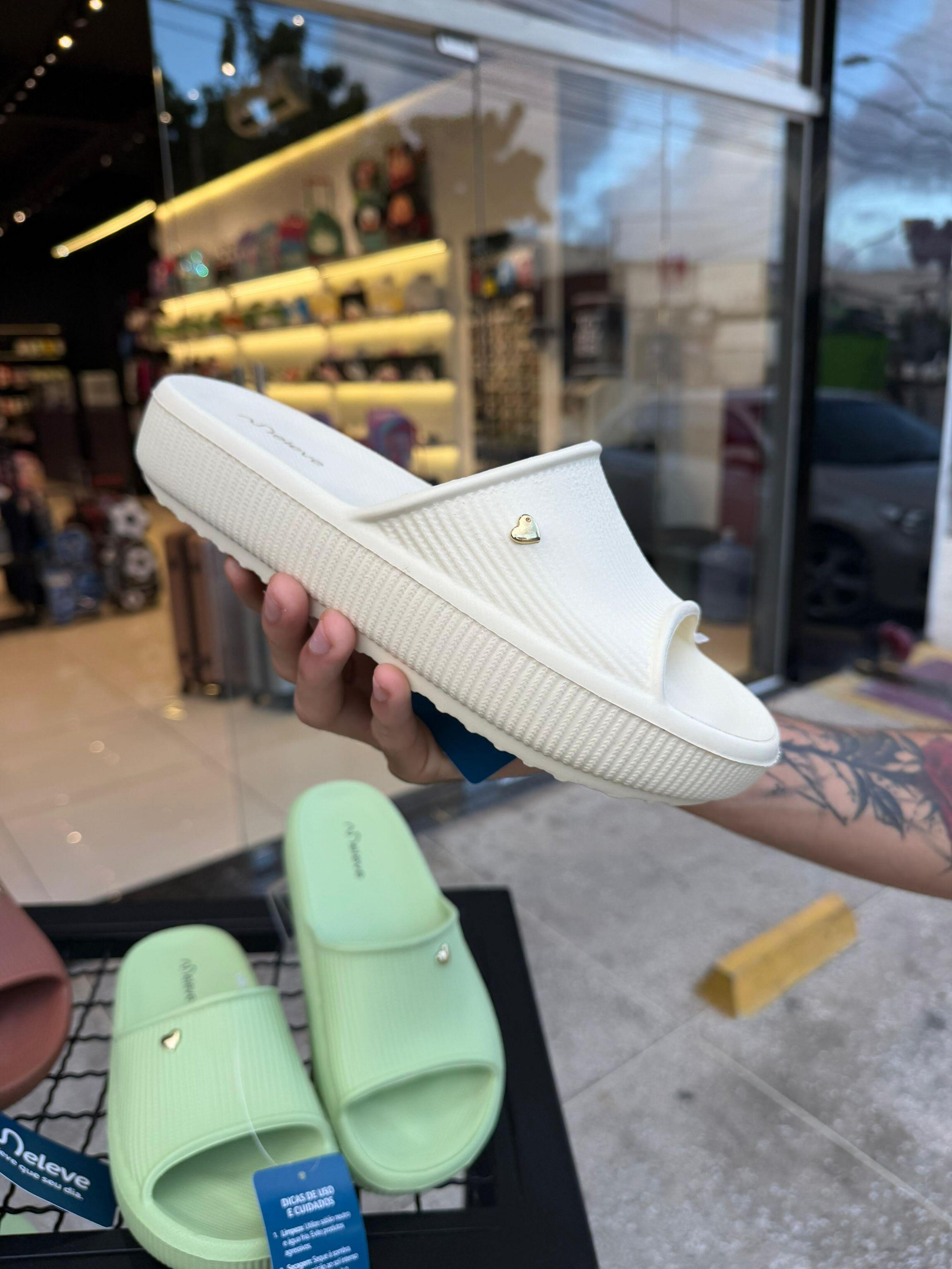 Chinelo meleve em eva slide - Off white