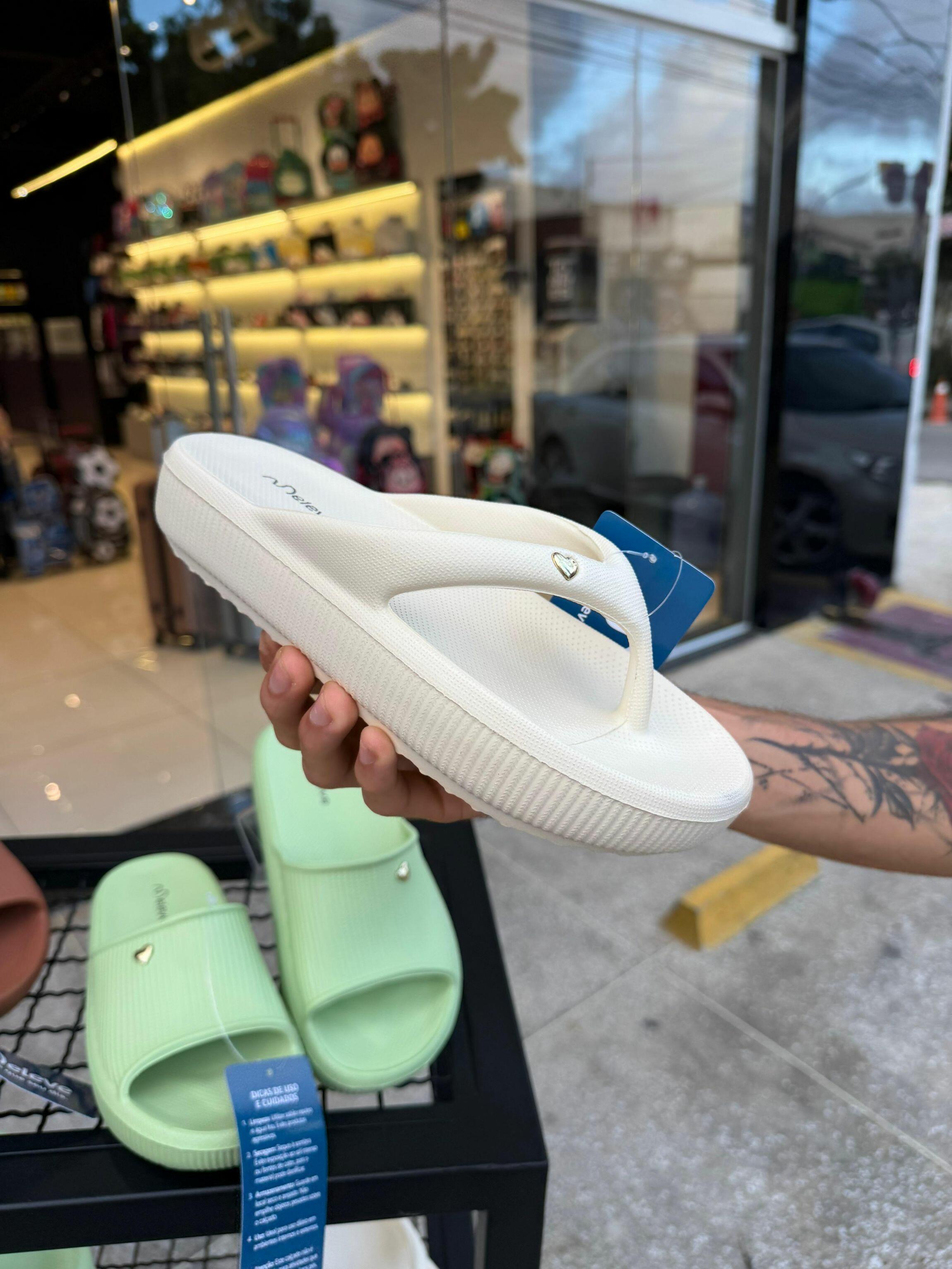 Chinelo meleve em eva dedo flipflop - Off white