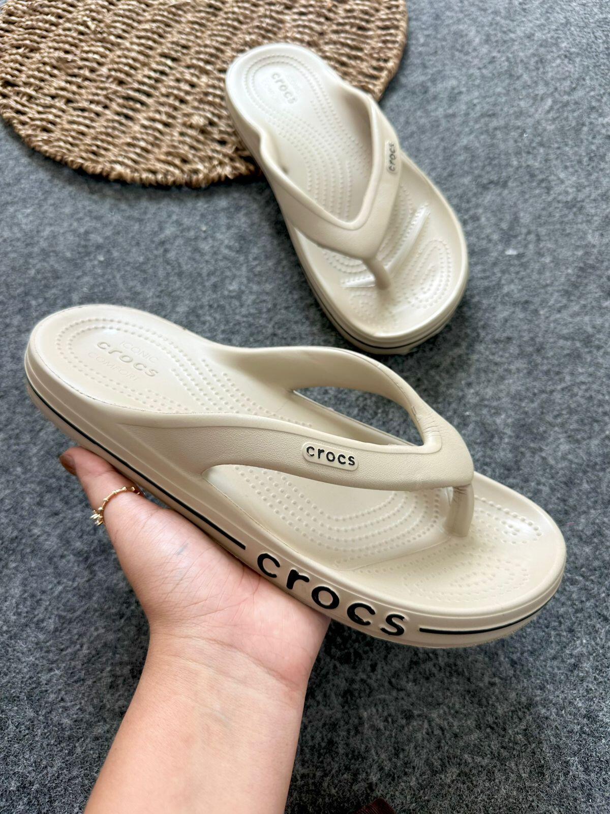 Chinelo c r o c s baybnd - Bege