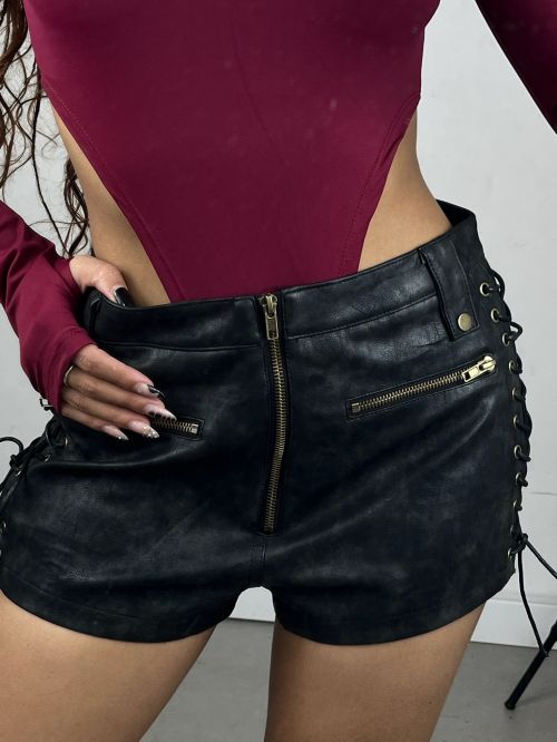 MINI SHORT COURO ESTONADO AMARRA��O