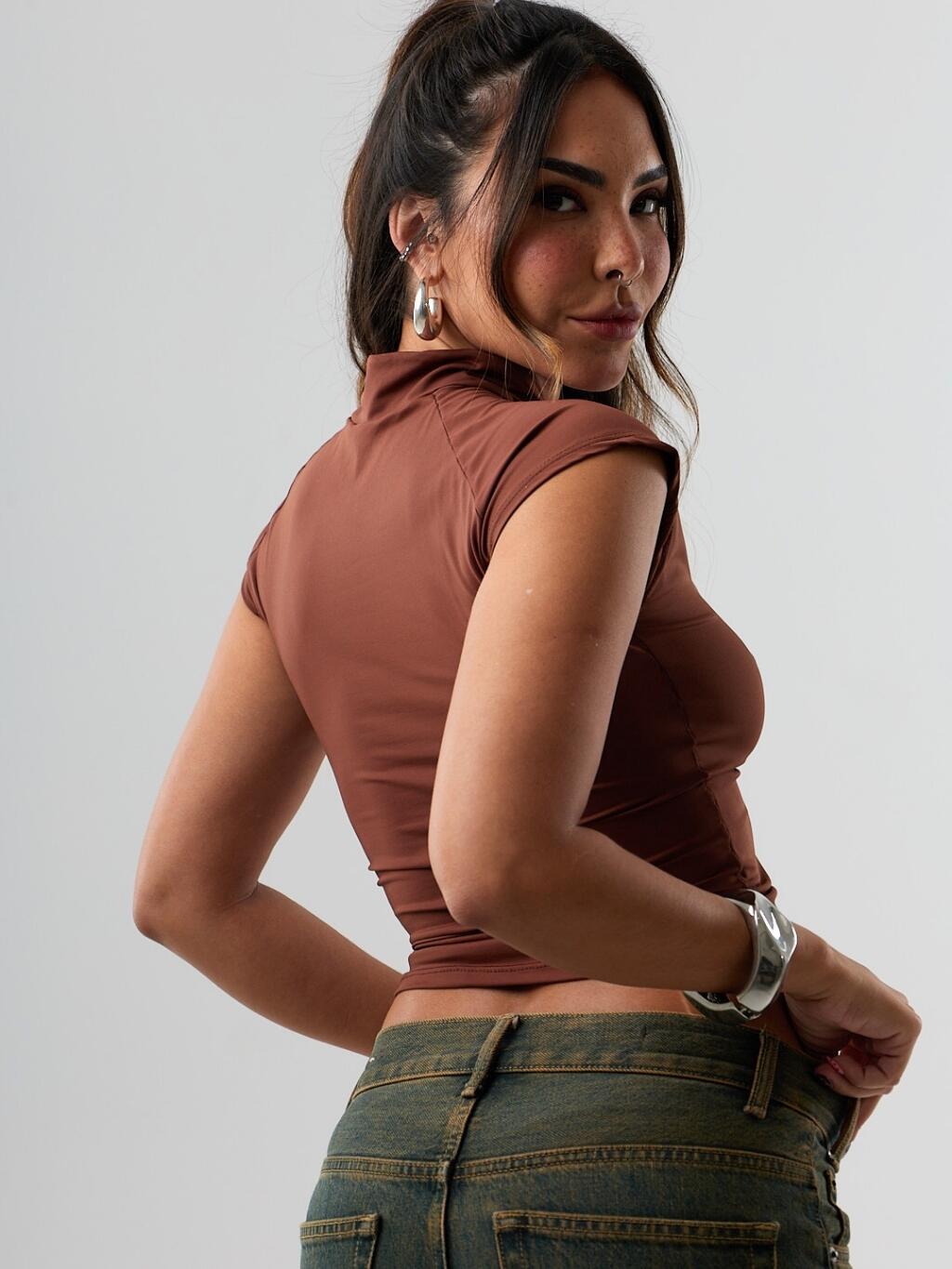 BLUSA RECORTE GOLA AMARRAÇÃO