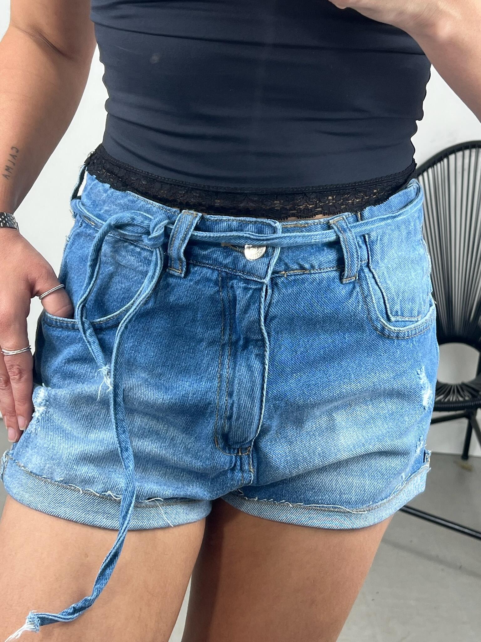 SHORT JEANS AMARRAÇÃO BARRA A FIO