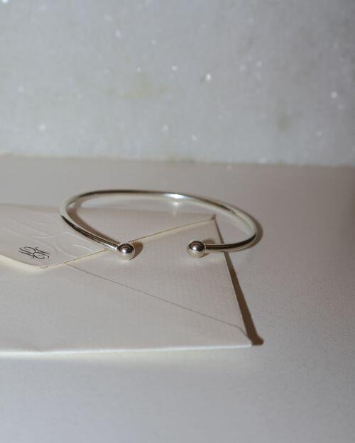Bracelete R�gido de Prata Bolinhas Liso