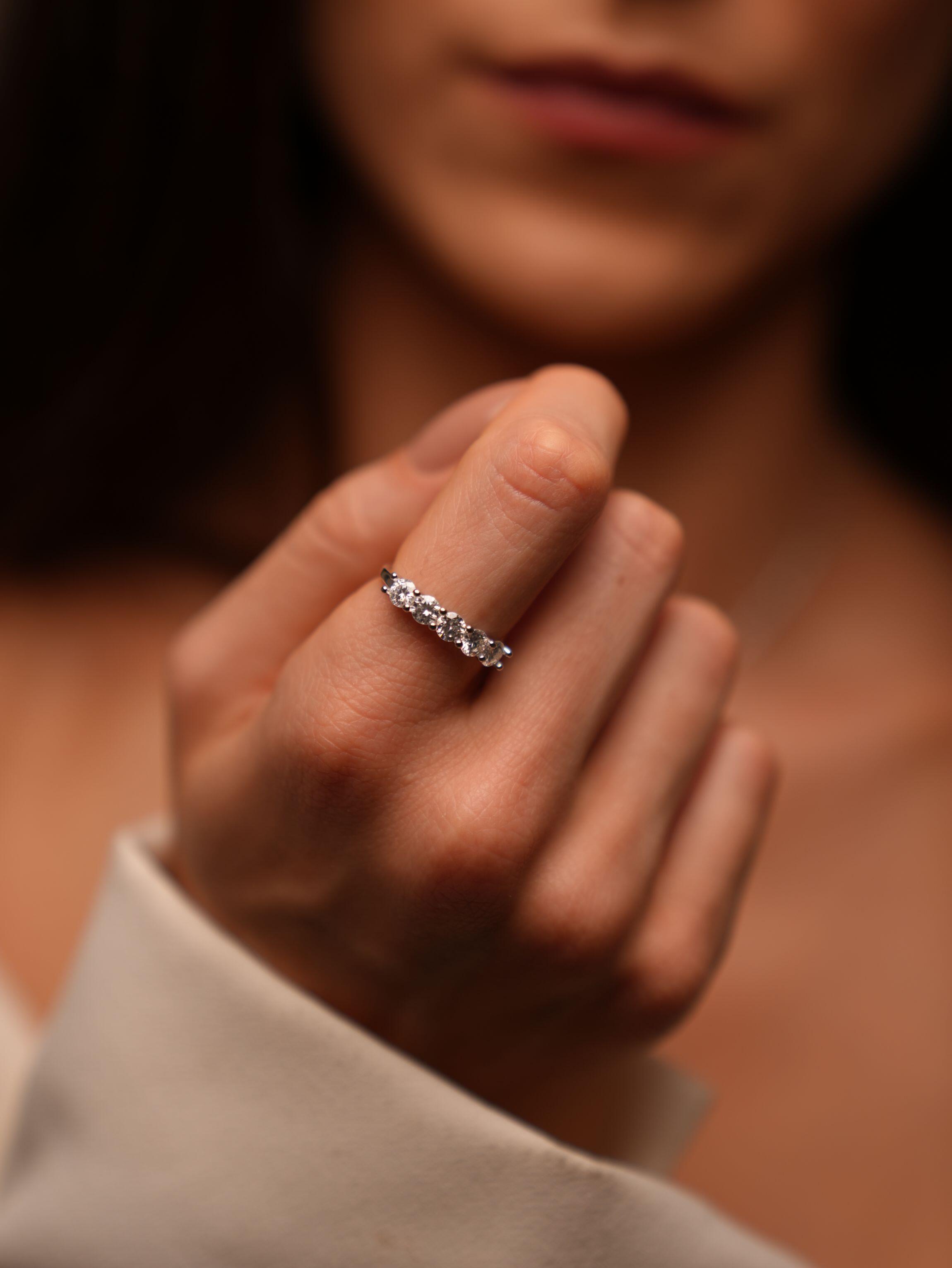 Anel de Prata Aparador Meia Aliança Classic Moissanite 1.5ct