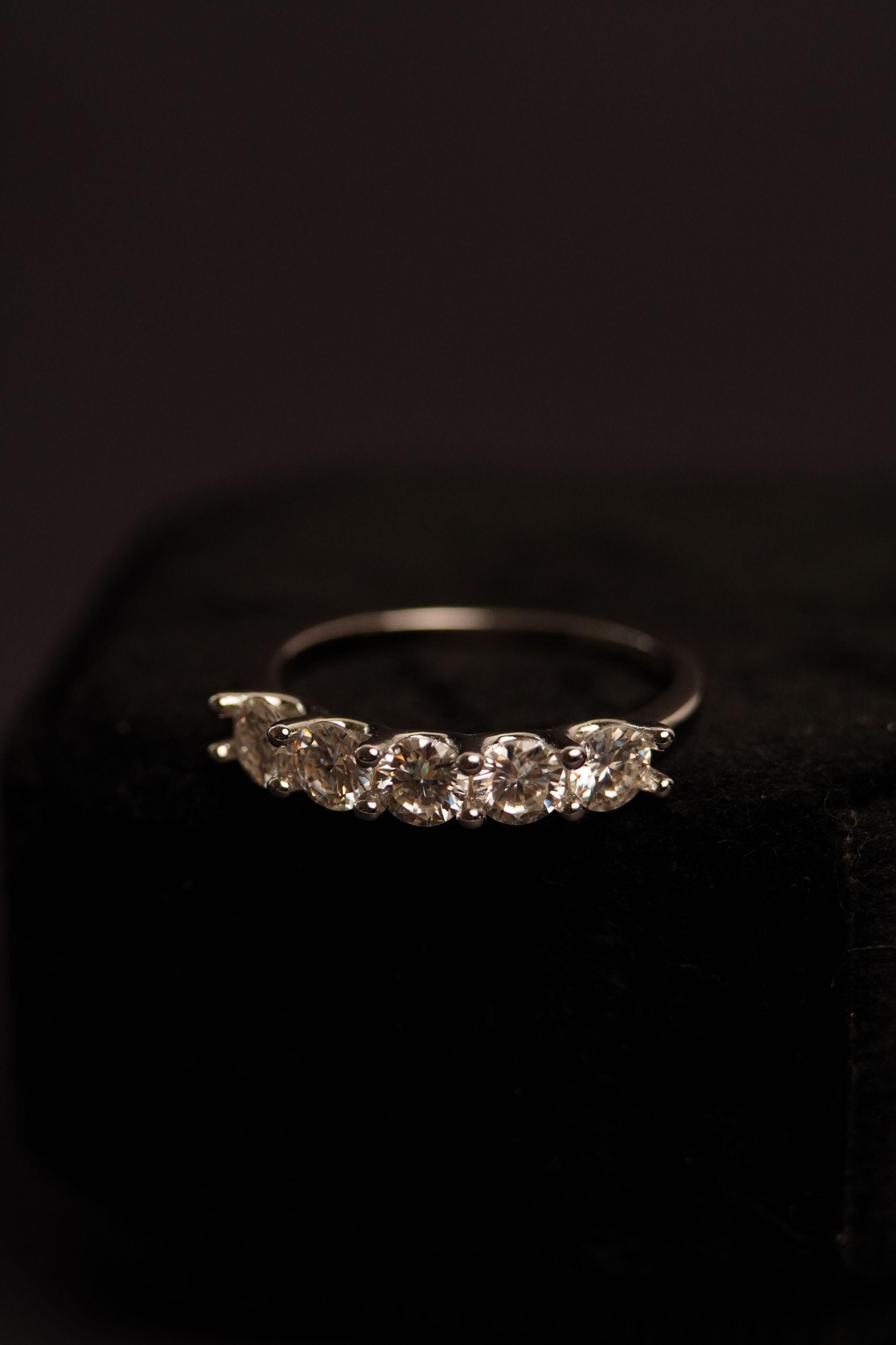 Anel de Prata Aparador Meia Alian�a Classic Moissanite 1.5ct