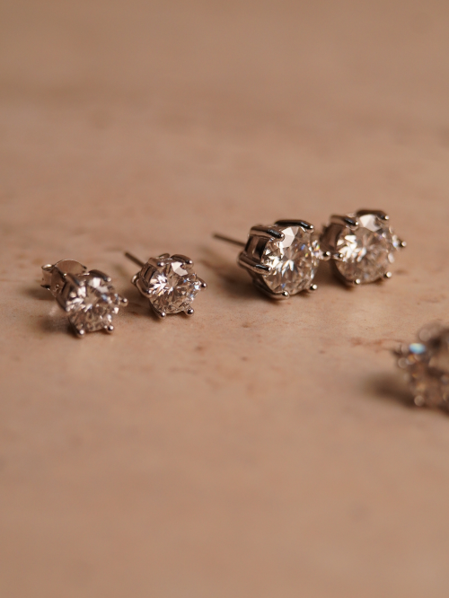Brinco de Prata Ponto de Luz Moissanite