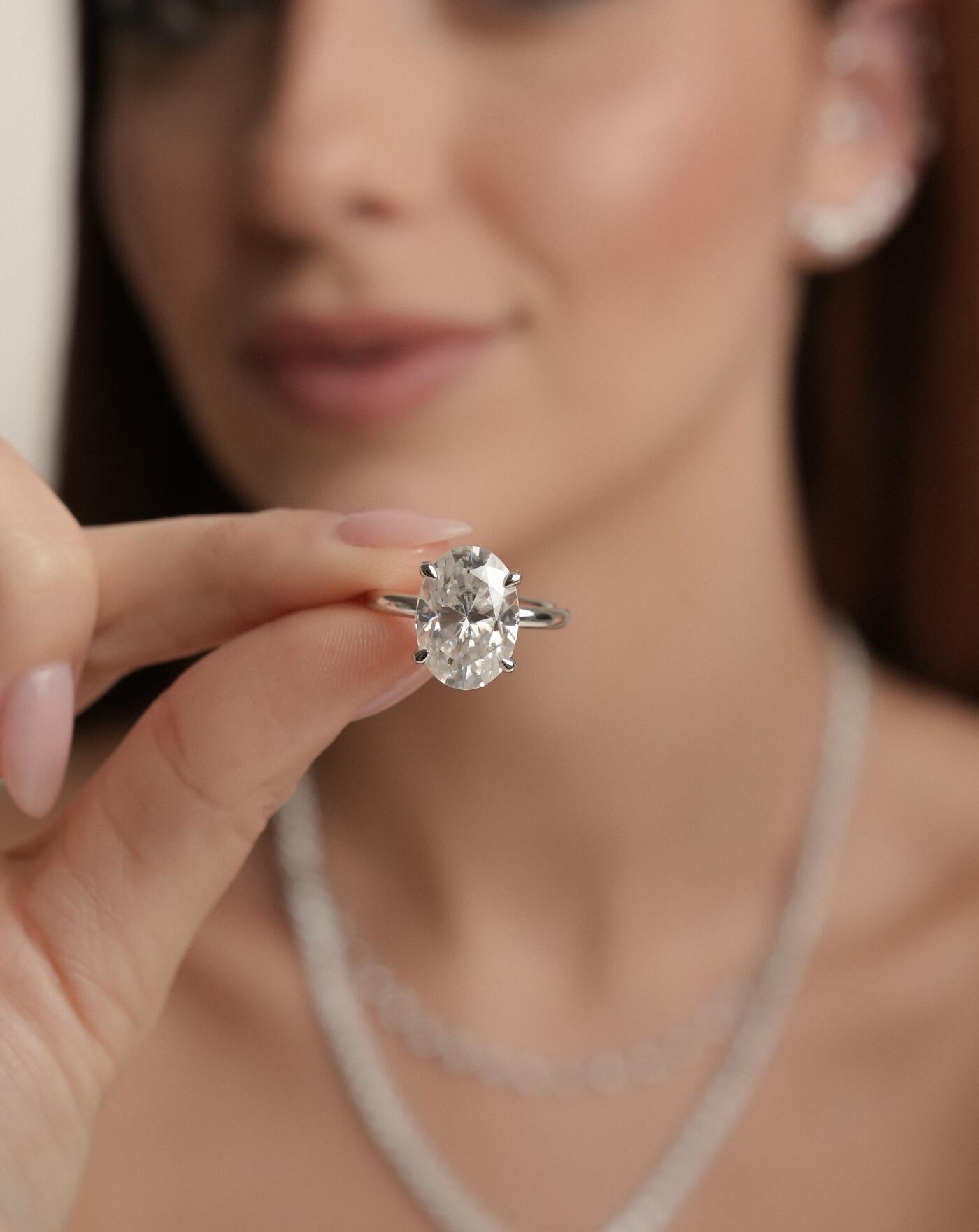 Anel de Prata Solitário Oval Hailey Moissanite 8ct