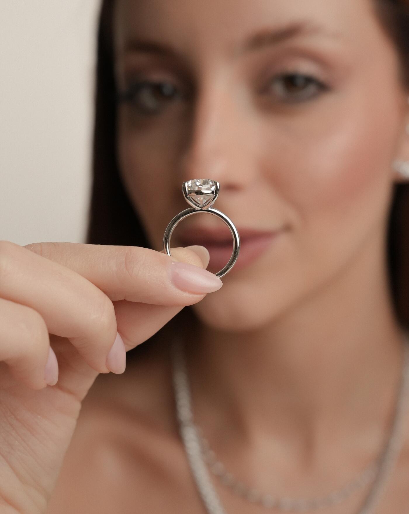 Anel de Prata Solitário Oval Hailey Moissanite 8ct