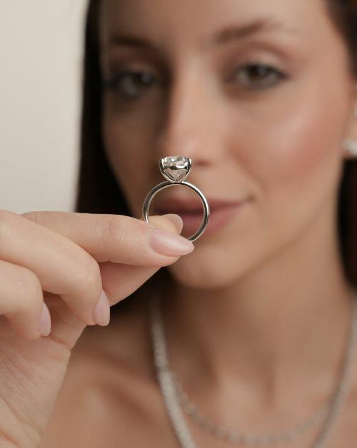 Anel de Prata Solitário Oval Hailey Moissanite 8ct